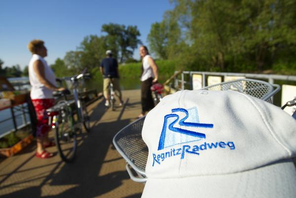 Radfahrer auf der F&auml;hre Pettstadt