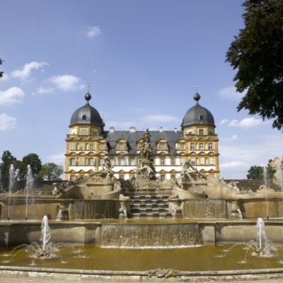 Schloss Seehof mit vier Kuppel,  barocke Architektur, Wasserspiele mit Kaskaden