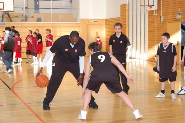 Schüler spielen mit den Profi-Basketballern von Brose Baskets