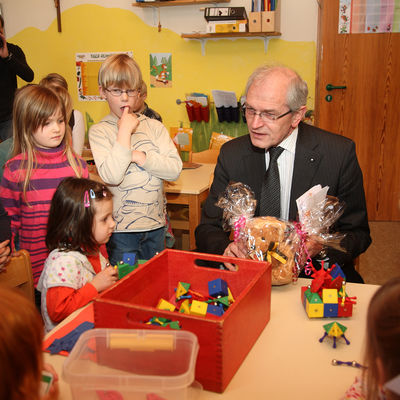 Landrat Dr. Günther Denzler schenkt den Kindern einen Landkreisteddy