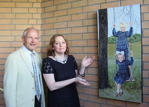 Landrat Dr. Günther Denzler mit der Künstlerin Ingrid B. Mehlert vor einem Bild