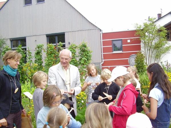 Landrat Dr. Denzler wird im Garten des Museums von den Ferienkindern umringt