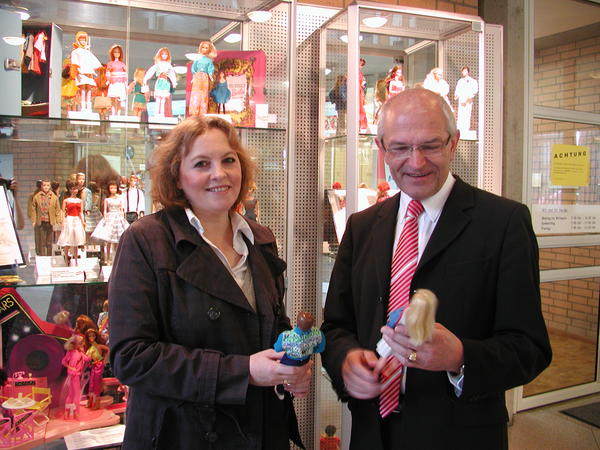Die Künstlerin Ingrid B. Mehlert und Landrat Dr. Günther Denzler bestaunen die Puppen.