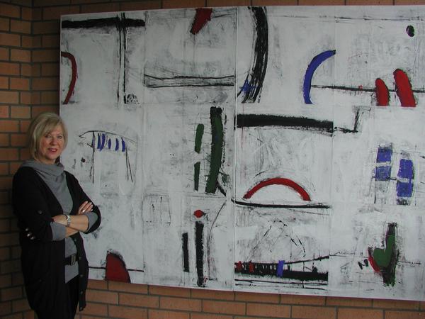 Die Künstlerin Christa Möller vor einem ihrer Werke.