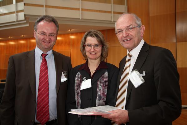 v. l.: Arno Zengerle, Bürgermeister Wildpoldsried, Dr. Sylke Palitzsch, Fraunhofer Institut, Landrat Dr. Günther Denzler