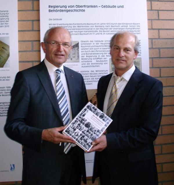 Landrat Dr. Günther Denzler und Dr. Klaus Rupprecht vom Staatsarchiv Bamberg bei der Ausstellungseröffnung am 21. September 2010
