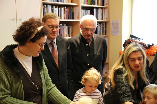 Oberbürgermeister Andreas Starke, Landrat Dr. Günther Denzler und Staatssekretärin Melanie Huml besuchen die Kinder beim Ferienabenteuer
