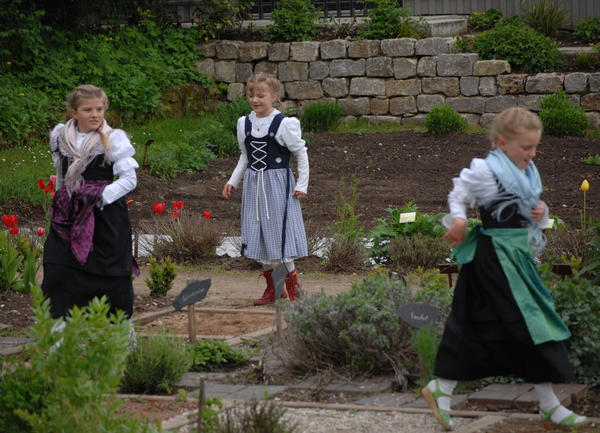 Kinder in Tracht spielen im Museumsgarten des Bauernmuseums Bamberger Land