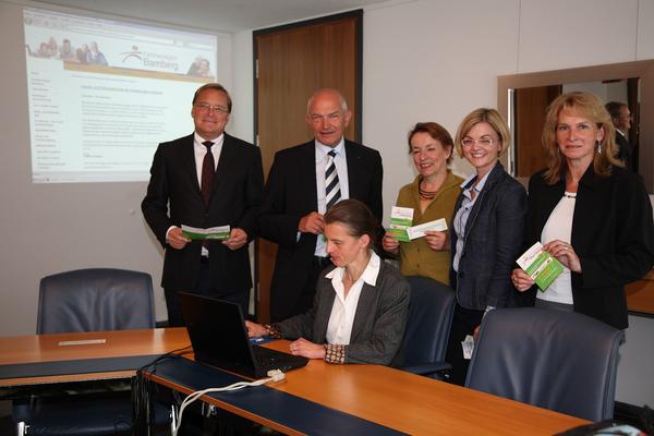 Landrat Dr. Günther Denzler und Oberbürgermeister Andreas Starke stellen gemeinsam mit Vertretern der Familienregion eine nicht-kommerzielle Online-Tauschbörse für Familien vor.