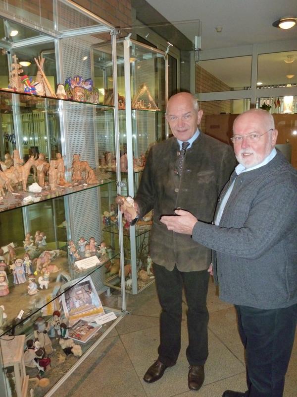 Krippenbaumeister Karl-Heinz Exner (rechts) zeigt Landrat Dr. Günther Denzler die Krippen seiner Ausstellung.