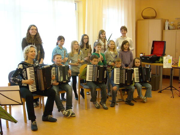 Akkordeon- und BlockflötenspielerInnen bei ihrem großen Auftritt im SeniVita Seniorenhaus in Hirschaid