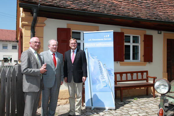 Landrat Dr. Günther Denzler mit LfA-Vorstandschef Dr. Otto Beierl und Oberbürgermeister Andreas Starke im Gespräch