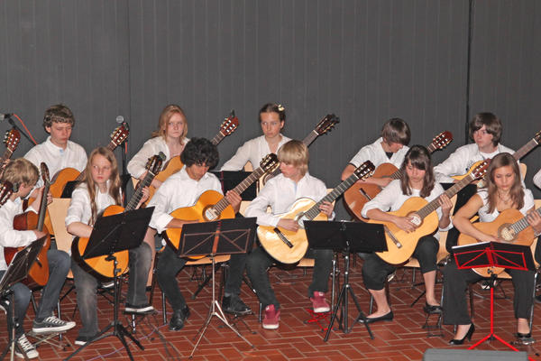 Kreismusikschüler mit ihren Gitarren bei dem Konzert Guitarissimo