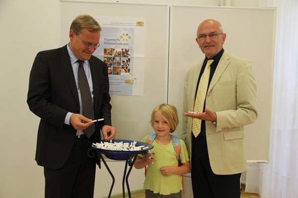 Oberbürgermeister Andreas Starke und Landrat Dr. Günther Denzler ziehen zusammen mit Nelle die 40 Gewinner der Verlosungsaktion.