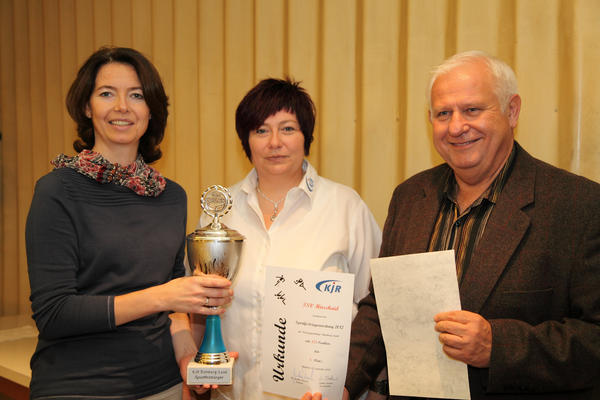 v.l.: Elke Eberl (TSV Hirschaid), Sabine Strelov (KJR-Vorsitzende), stellv. Landrat Johann Pfister