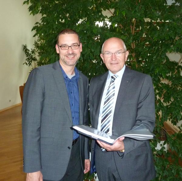 Der neue Leiter der VHS Bamberg-Land, Joachim Schön, stellt sich vor. V.l. Joachim Schön, Landrat Dr. Günther Denzler