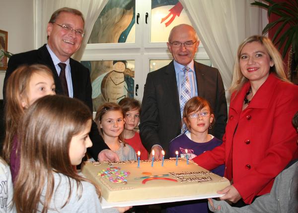 Die Schirmherren (v.l.) Oberbürgermeister Andreas Starke, Landrat Dr. Günther Denzler und Staatssekretärin Melanie Huml schneiden die Geburtstagstorte an.