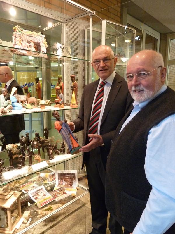 Krippenbaumeister Karl-Heinz Exner (rechts) zeigt Landrat Dr. Günther Denzler die Krippen seiner Ausstellung.