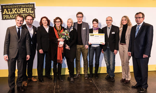 Bundesgesundheitsminister Daniel Bahr überreicht den Beteiligten des Projekts "Starker Wille statt Promille" die mit 7.000,- Euro dotierte Auszeichnung.