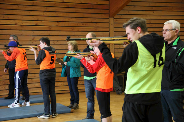 Teilnehmer während des Wettkampfes beim Schießen mit Lichtpunktgewehren auf elektronische Scheiben.
