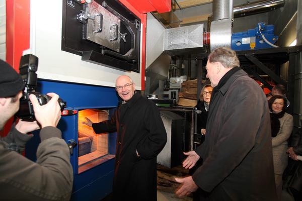 Landrat Dr. Günther Denzler bei der ersten Befeuerung des Biomasseheizwerkes in Scheßlitz.