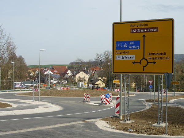Der neue Kreisverkehrsplatz südlich von Buttenheim ist baulich fertig gestellt und ab sofort für den Verkehr freigegeben.