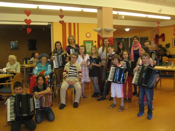 Die Musikschüler und ihr Publikum beim Frühlingskonzert in Hirschaid