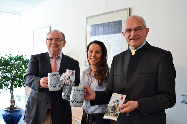 v. l. Bürgermeister Werner Hipelius, Sabine Märthesheimer (2mcon) und Landrat Dr. Günther Denzler stoßen auf die aktuelle Ausgabe des Kirchweihkalenders an.