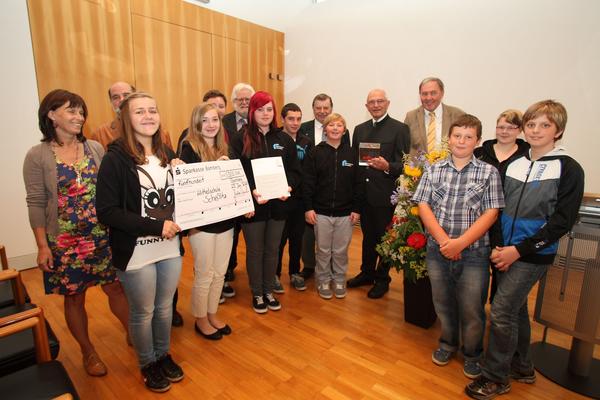 Mitwirkende des Imkerprojekts "Bienen an der Schule" der Mittelschule Scheßlitz freuen sich über den Anerkennungspreis.