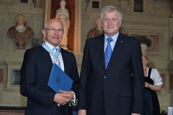 Ministerpräsident Horst Seehofer überreicht Landrat Dr. Günther Denzler den Bayerischen Verdienstorden.