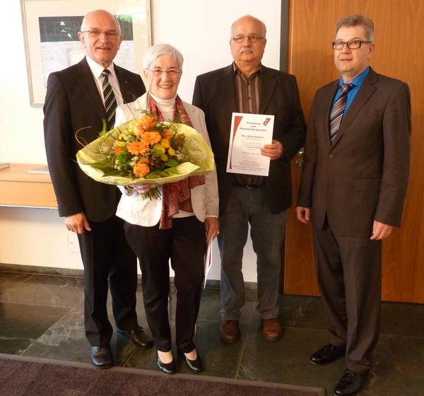Landrat Dr. Günther Denzler ernennt Barbara Winter und Anton Heinert im Beisein von Dr. Manfred Fischer zu Patientenfürsprechern.