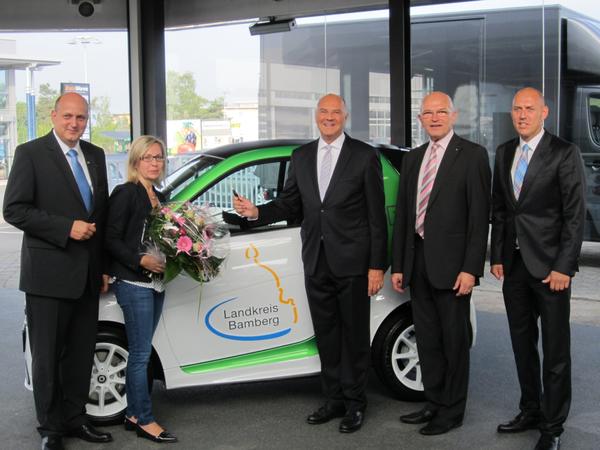 Landrat Dr. Günther Denzler nimmt den Smart Electric Drive in Empfang.