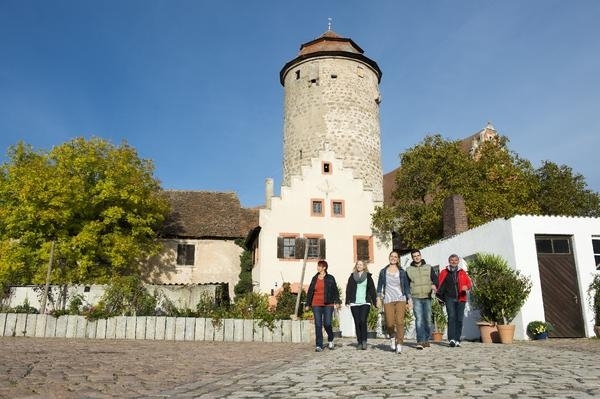 Burg Lisberg mit Personen