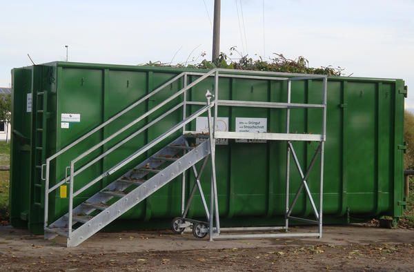 Großer Container mit Treppe zur Sammlung von Grün- und Gartenabfällen