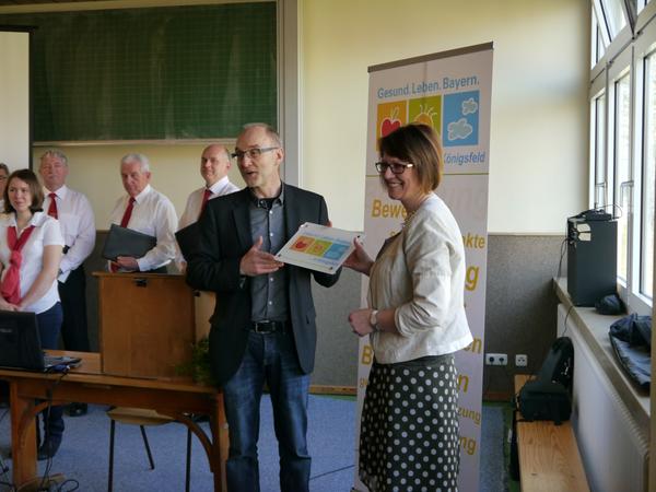 Lothar Riemer vom Fachbereich Gesundheitswesen am Landratsamt Bamberg überreicht Bürgermeisterin Gisela Hofmann eine Inschrifttafel für das Rathaus.