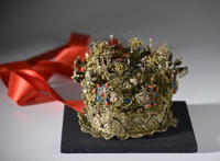 Kostbare Krone, reich bestickt mit Gold- und Silberfäden. Kopfschmuck im Mittelalter.