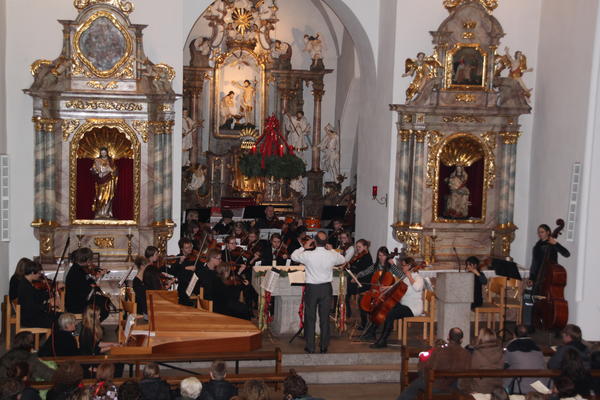 Musiker beim Konzert in der Kirche.