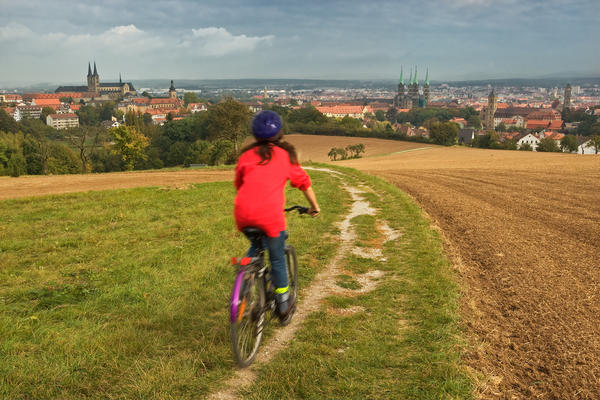 Fahrradfahrerin unterwegs im Landkreis Bamberg