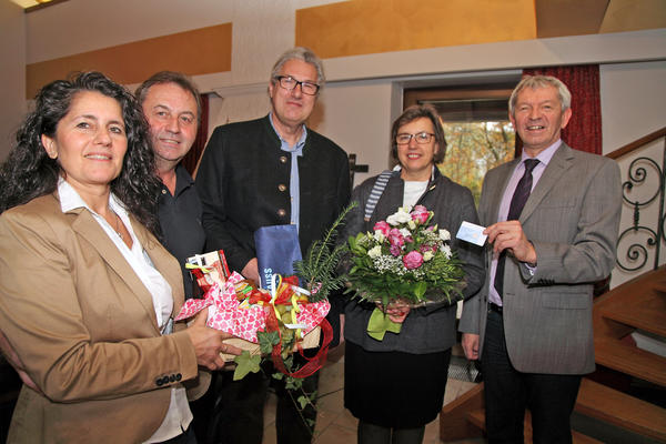 Landrat Johann Kalb gratuliert im Beisein der Hotelbetreiberfamilie Schuberth dem Gewinnerehepaar.
