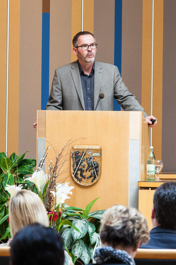 Der Bildungsforscher Prof. Dr. Heinz Reinders auf der ersten Bildungskonferenz des Land-kreises Bamberg