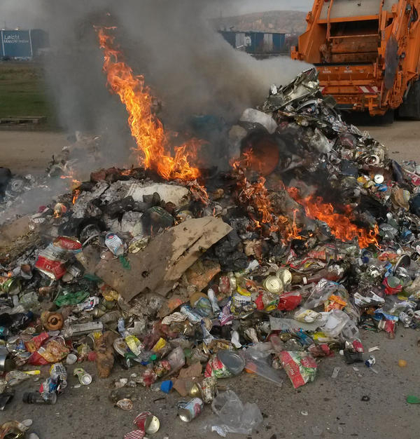 Bild vergr&ouml;&szlig;ern: Nur entleerte Verpackungen aus Metall in Dosencontainer
