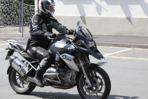 Bild vergr&ouml;&szlig;ern: Faszination Motorrad - aber das Risiko fährt mit