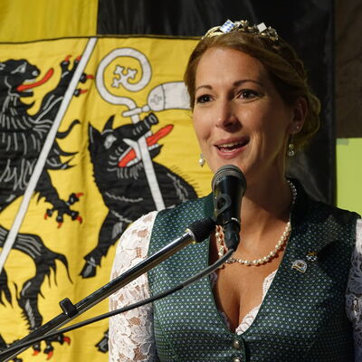 Die Bayerische Bierkönigin Sarah Jäger spricht ein Grußwort.