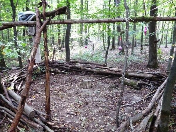 Unterschlupf bauen im Wald