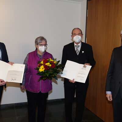 2.	Waltraud Ruß aus Kemmern erhält die Auszeichnung des Landkreises Bamberg für besondere ehrenamtliche Verdienste, ihr Ehemann Hans-Dieter Ruß wird mit der Medaille für besondere Verdienste um die kommunale Selbstverwaltung ausgezeichnet.