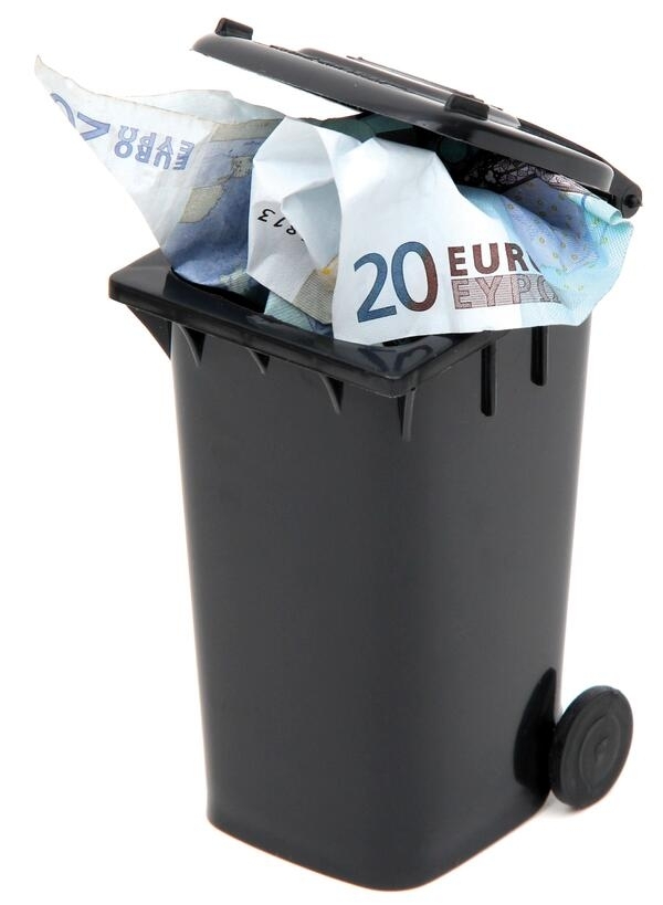 Bild vergr&ouml;&szlig;ern: Abfalltonne mit Geld