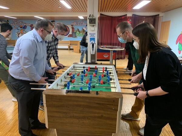 Bild vergr&ouml;&szlig;ern: Kicker spielen