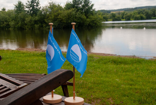 Bild vergr&ouml;&szlig;ern: Blaue Flagge am Rudufersee