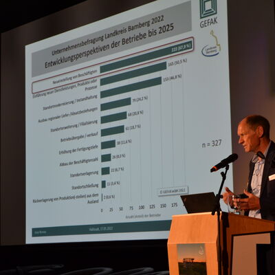 Josef Rother von der GEFAK prsentiert die Ergebnisse der 5. Unternehmensbefragung der Wirtschaftsfrderung des Landkreises.