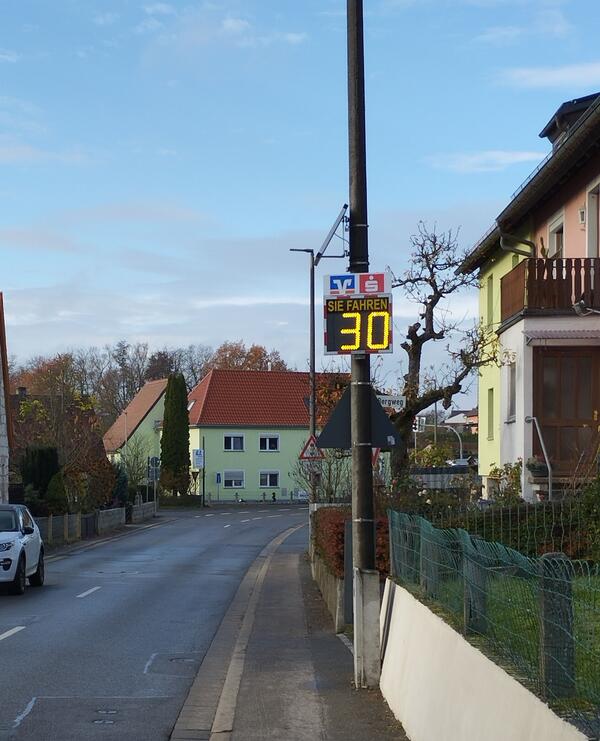 Geschwindigkeitsanzeige an der Schule in Frensdorf 